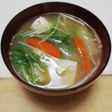 豆腐と人参と水菜の減塩こうじ味噌汁